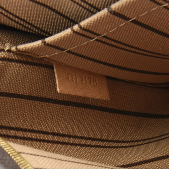 Louis Vuitton Neverfull Pochette - Picture 6 of 9